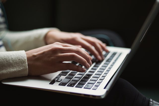 A support agent helping a customer online