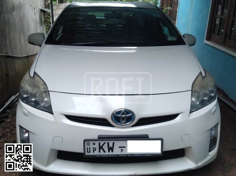 Toyota Prius Hybrid for rent in Kandy
